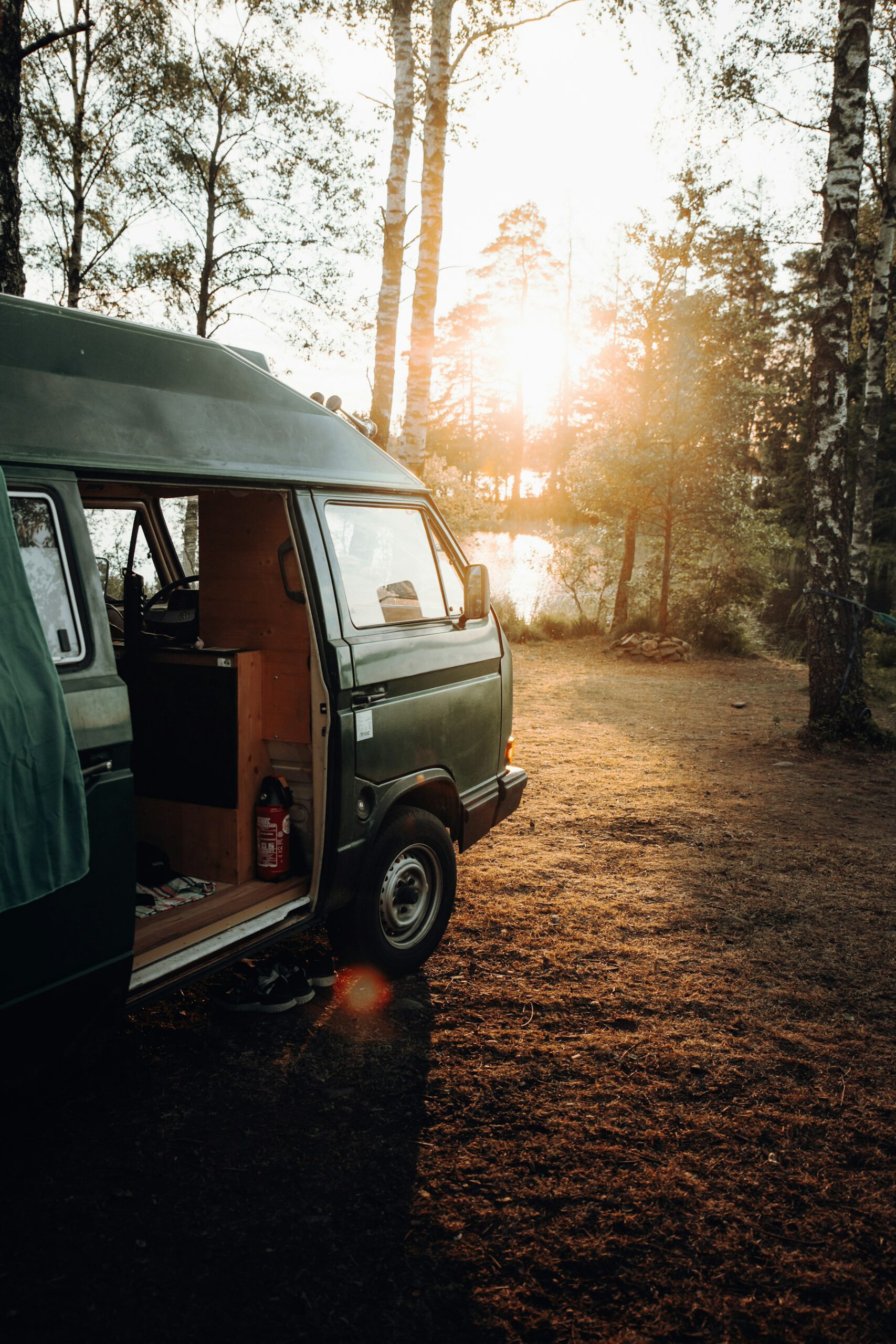 Ausgebauter Camper-Van auf einer Schotterpiste