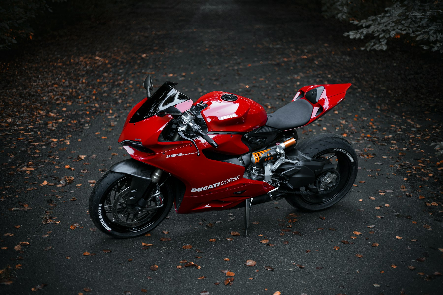 Rote Ducati am Straßenrand geparkt