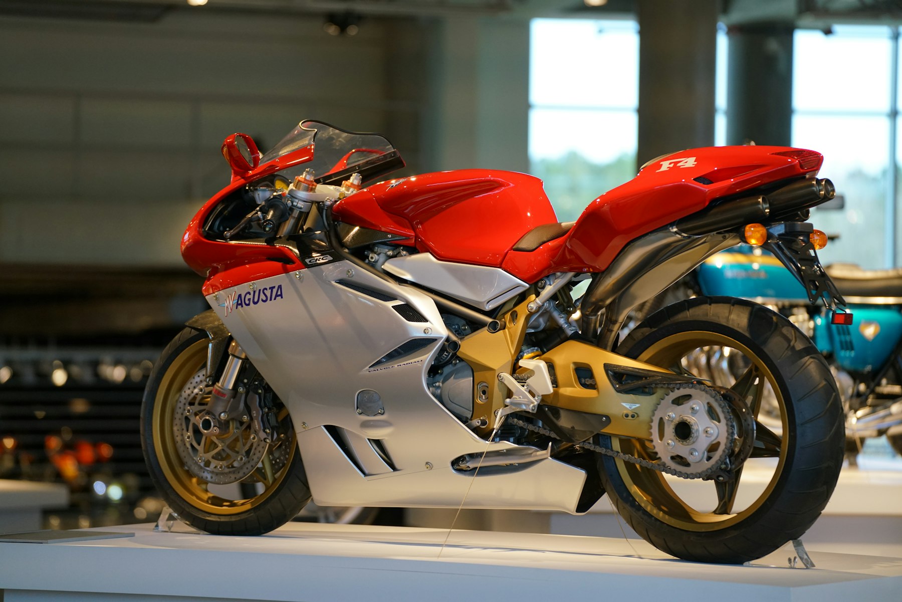 Rot-silberne MV Agusta in einer Halle ausgestellt